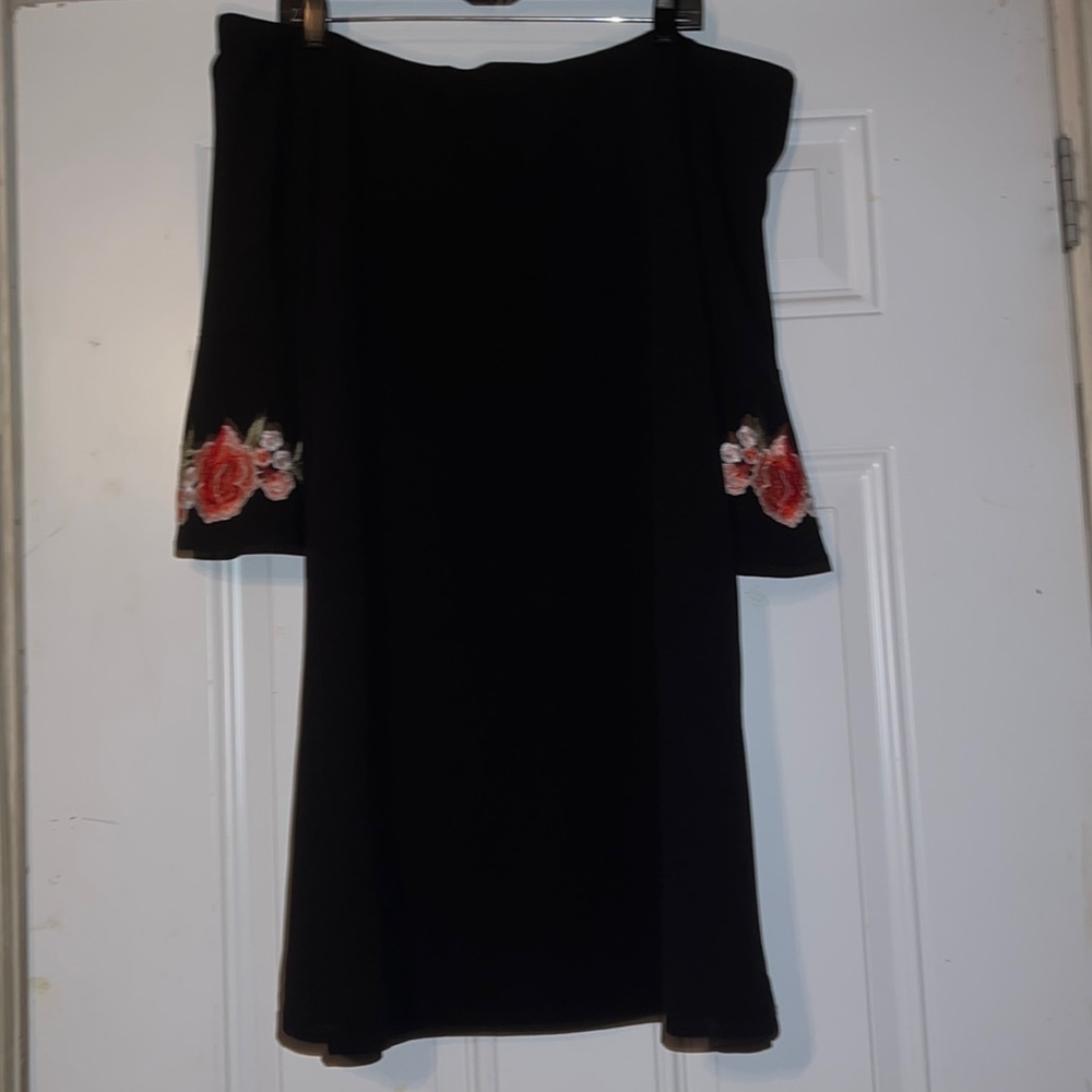 Black off the shoulders dress size 1XL